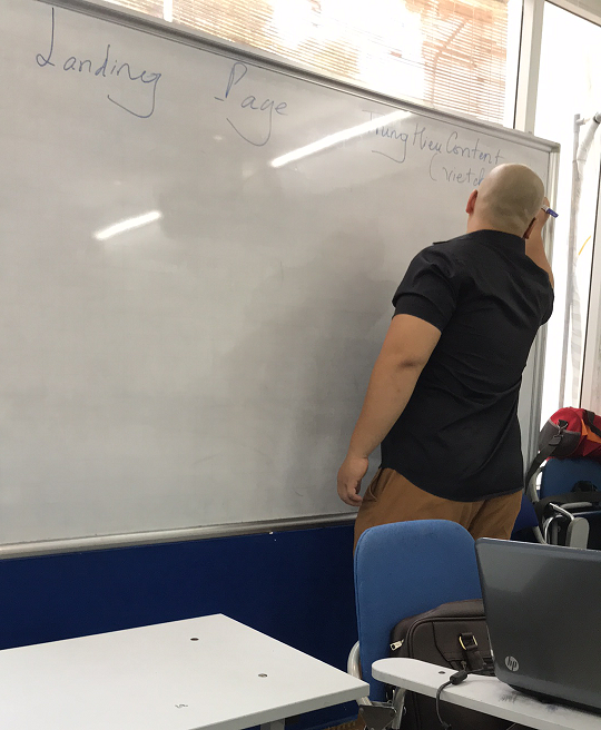 Tay thầy rất to :v